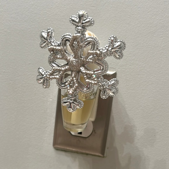 Bath & Body snow flake plug in - Picture 1 of 4